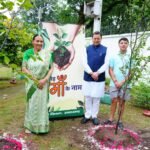 सीएम धामी ने एक पेड़ मां के नाम अभियान के अन्तर्गत अपनी माताजी के साथ किया पौधारोपण।