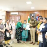 उत्तराखंड प्रदेश महिला कांग्रेस अध्यक्ष ज्योति रौतेला के नेतृत्व में आज महिला कांग्रेस के एक प्रतिनिधिमंडल ने वरिष्ठ पुलिस अधीक्षक अजय सिह से मुलाकात कर जनपद में महिलाओं की लगातार हो रही निर्मम हत्याओं के संबंध में एक ज्ञापन सौंपा।