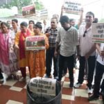 धर्मपुर की बदहाल सड़कों को लेकर महिला कांग्रेस प्रदेश अध्यक्ष ज्योति रौतेला का पीडब्ल्यूडी कार्यालय पर जोरदार घेराव।